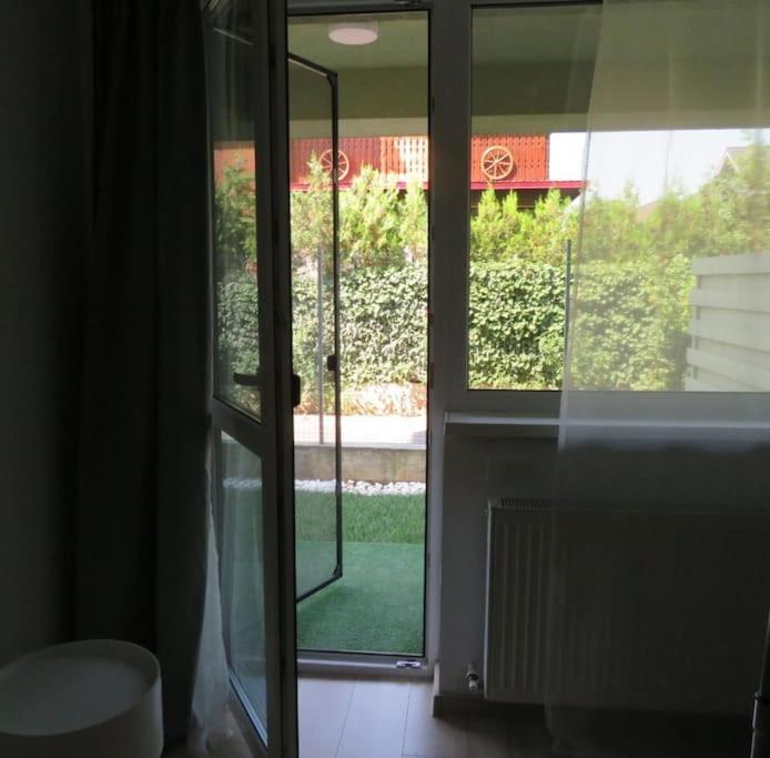 Amazing Apartament With Garden Bucharest Airport Self Check-In!! Otopeni Exteriör bild